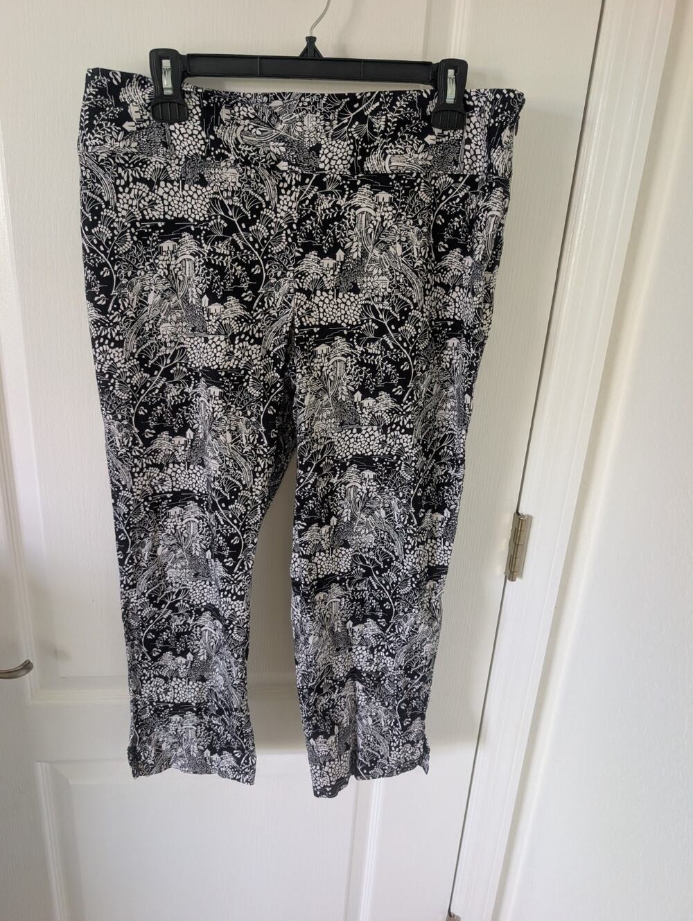 IZOD Women's Sz 12 Black White Tropical Print Stretch Capri Pants, Casual